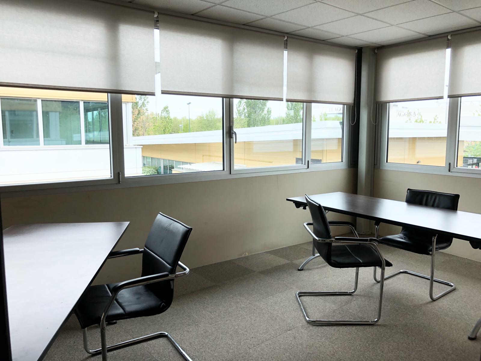 Bureau privatif équipé Immoburo à Labège : bureau, fauteuil, chaises visiteurs et rangements