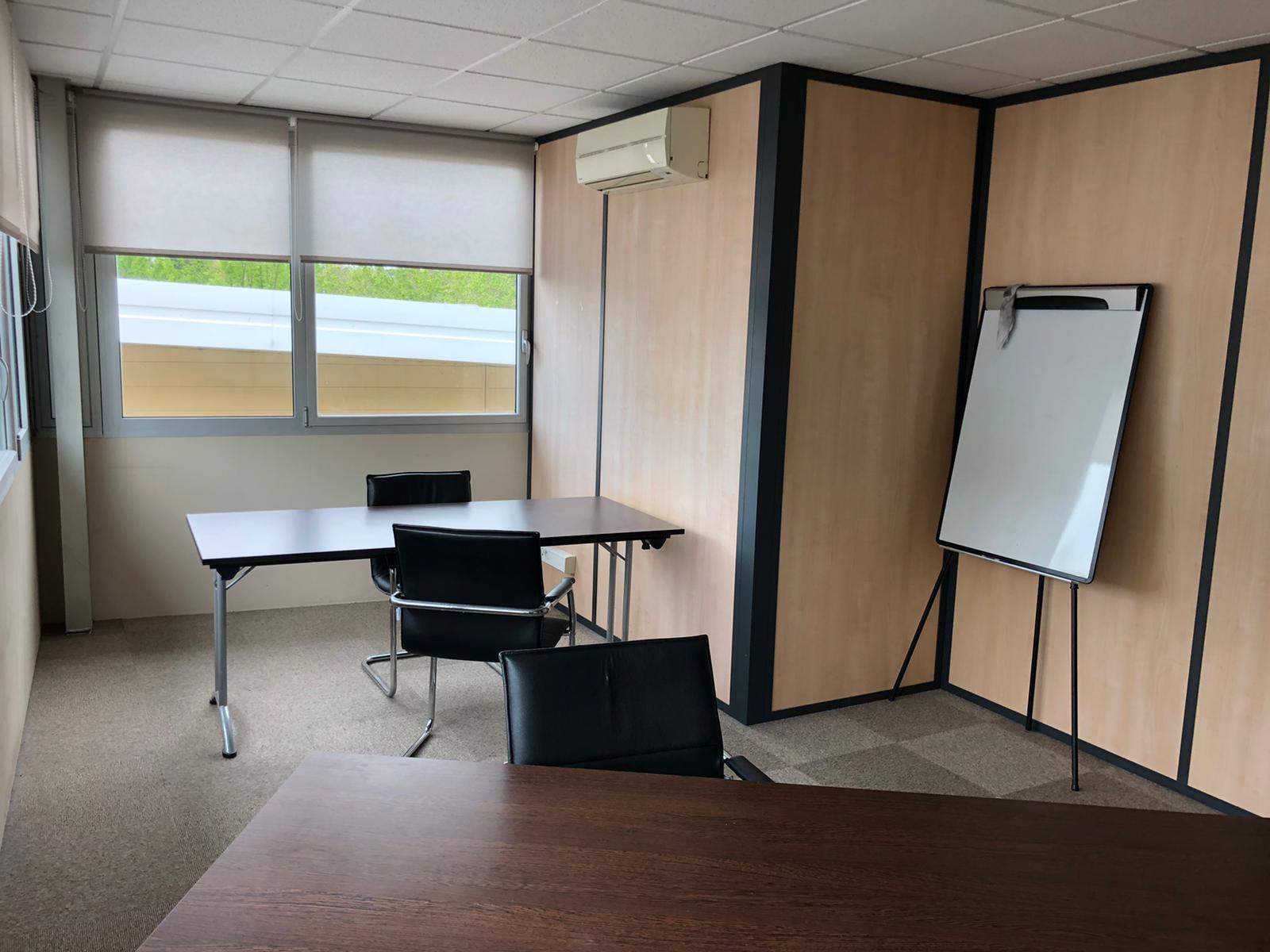 Petit bureau équipé à louer chez Immoburo à Labège : bureau, fauteuil et chaise visiteur