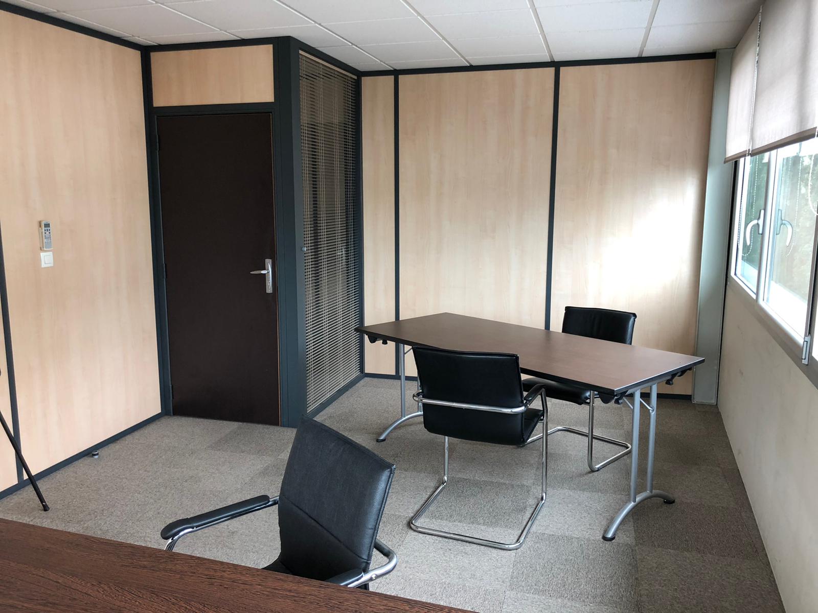 Bureau équipé pour une petite équipe chez Immoburo à Labège : postes de travail et rangements
