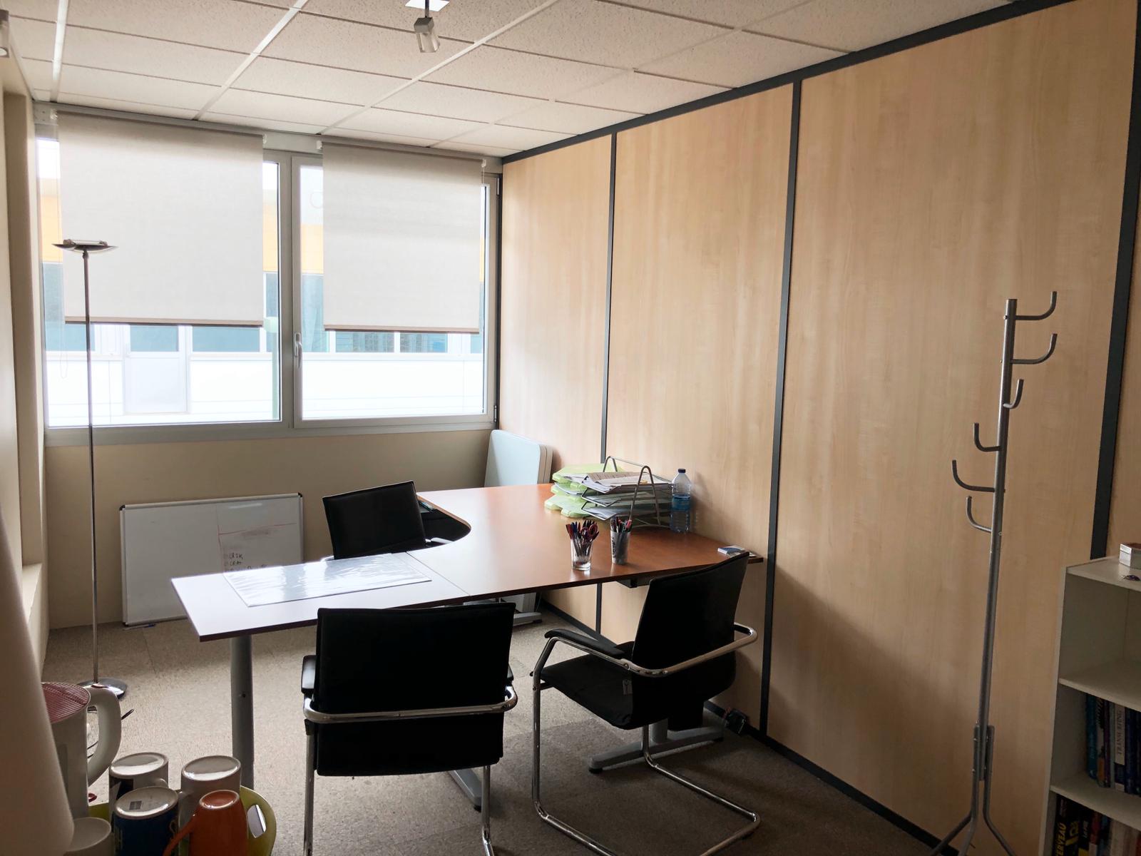 Bureau équipé pour auto-entrepreneur chez Immoburo à Labège : poste de travail, fauteuil et chaise visiteur